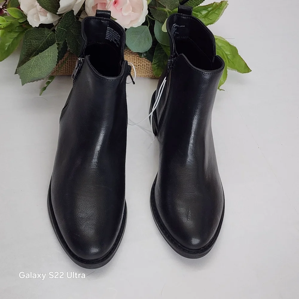 Time and Tru Black Ankle Booties with White Laces - Picture 3 of 6